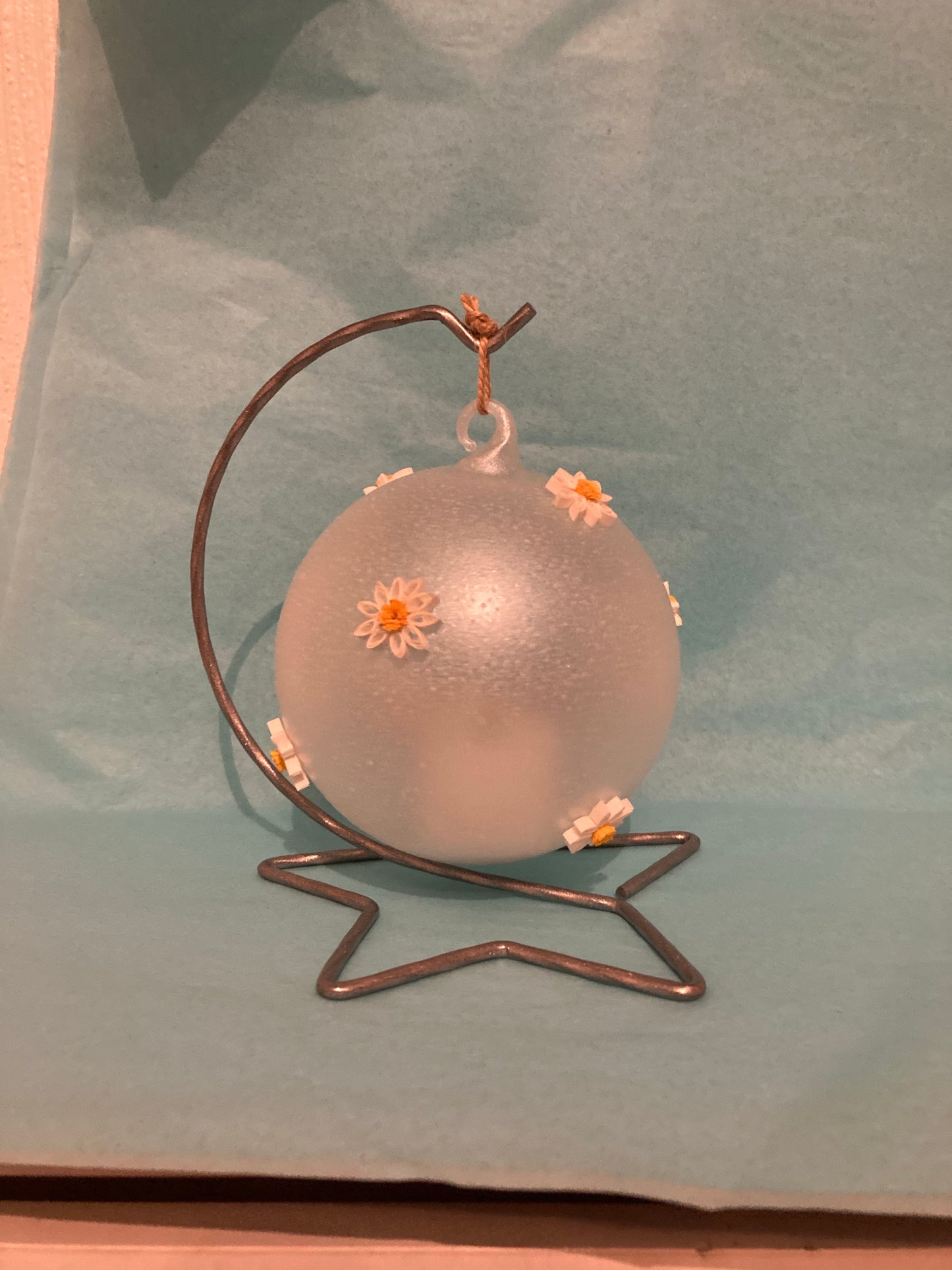 Hanging led tea light holder with daisies